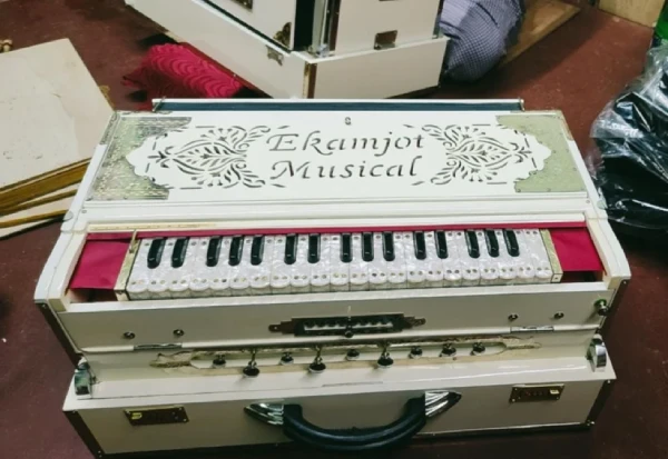 3 Line 9 Scale Paris Reed Harmonium - Image 4